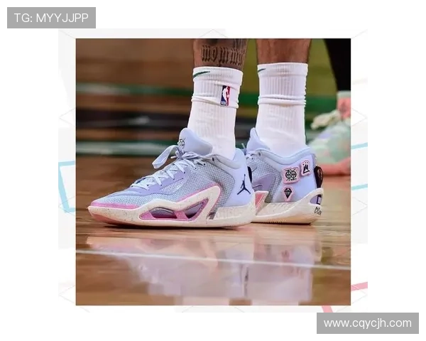 足球明星后跟开洞球鞋引领潮流助力运动表现的全新设计理念